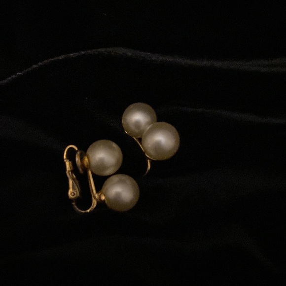 4 for $20 TRIFARI Clip On Double Pearl Earrings - Picture 2 of 5